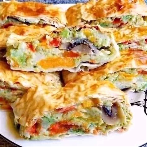 közelkép egy szelet zöldséges sajtos töltött tésztáról