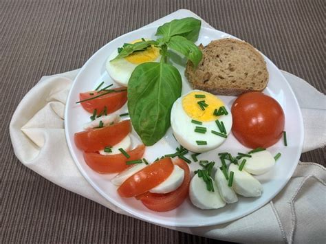 Tányér frissen főtt ravioli paradicsomszósszal és bazsalikommal