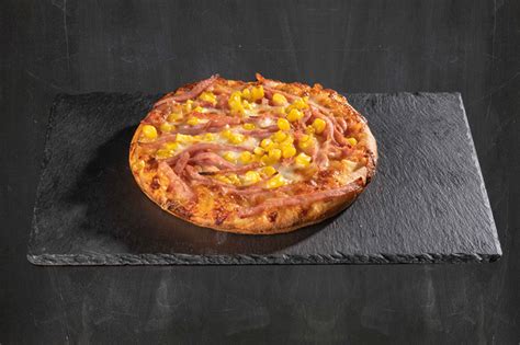 sonka szeletek pizzán