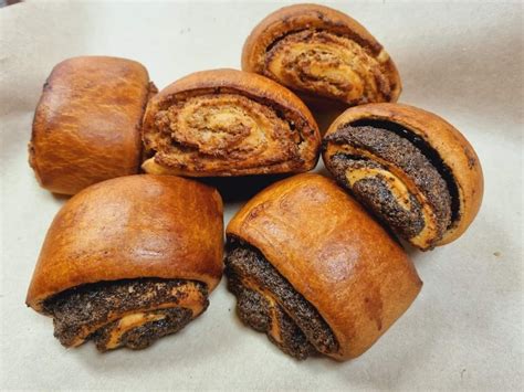 frissen sült, gőzölgő mákos-diós muffinok rusztikus tálalásban