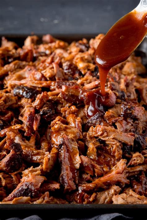 pulled pork tálalása barbecue szószokkal