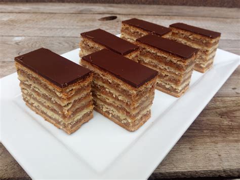 egy gyönyörűen megmázolt, friss zserbó szelet közelről