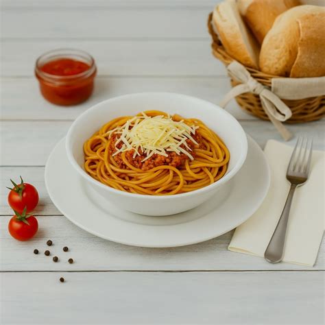 Bolognai spagetti frissen reszelt sajttal