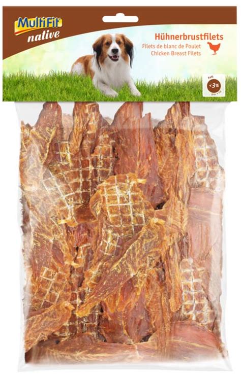 Kutya szárított csirkemell rágcsálása közben