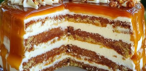 Díszített karamell torta