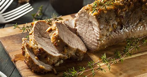 sült sertéskaraj szeletelése, a hús omlós állagának bemutatása