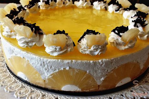 ananászos-kókuszos torta díszítve