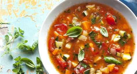 Főzés alatt lévő minestrone leves