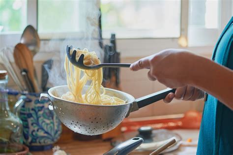 tésztafőzés folyamata forrásban lévő vízben