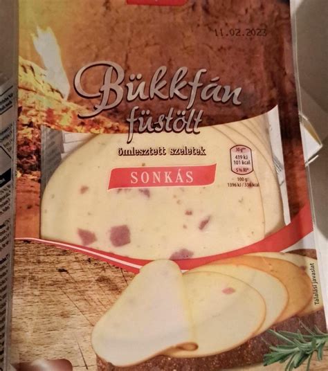 füstölt sajt és fokhagyma kombinációja tésztán