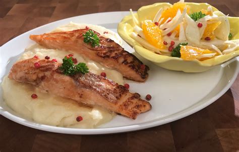 Lazac steak tányéron, narancsos édeskömény salátával