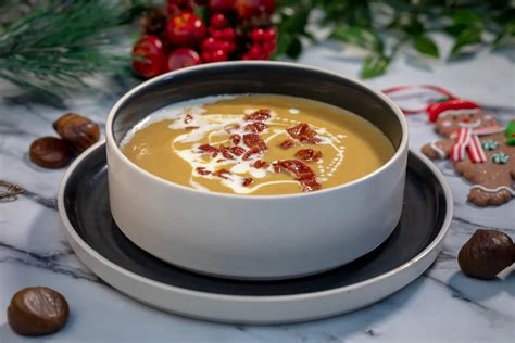 Gesztenyekrémleves tányérban, díszítve
