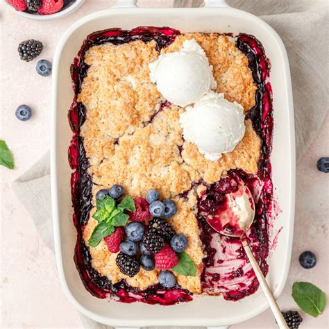 Különböző cobbler desszertek egy táblán, nevekkel ellátva