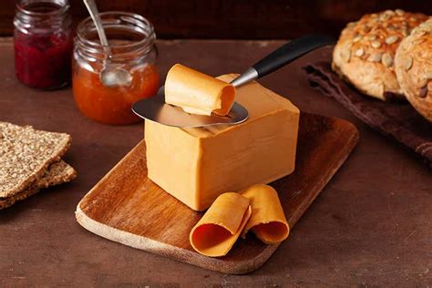 Norvég Brunost szeletek egy tányéron