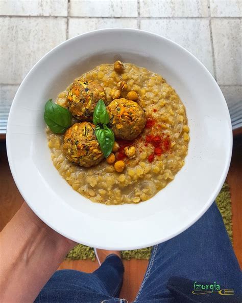 Tálalt cukkinis tonhal fasírt sárgaborsó főzelékkel