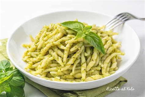 Trofie al pesto tányéron