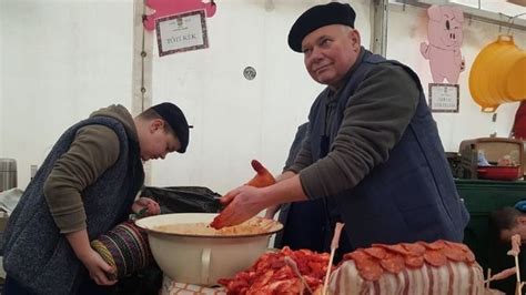 Kolbásztöltő verseny Ukkon
