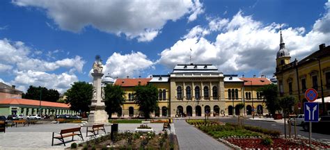 A Kossuth tér Gyulán, éttermekkel