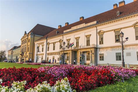 Sándor-palota festékkel leöntve