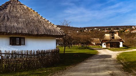 Hagyományos magyar parasztudvar