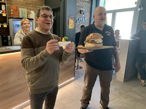 óriás hamburger tápérték adatok