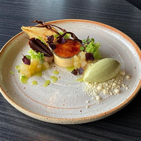 étel tálalása fine dining étteremben