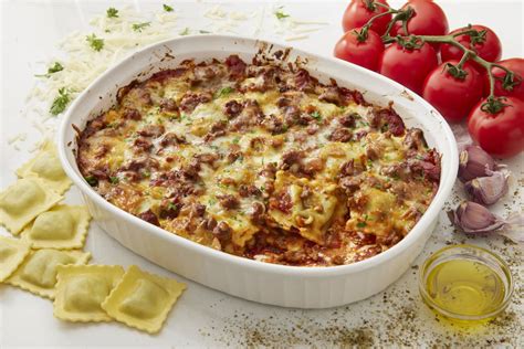 Bolognai raguval töltött ravioli paradicsomszósszal