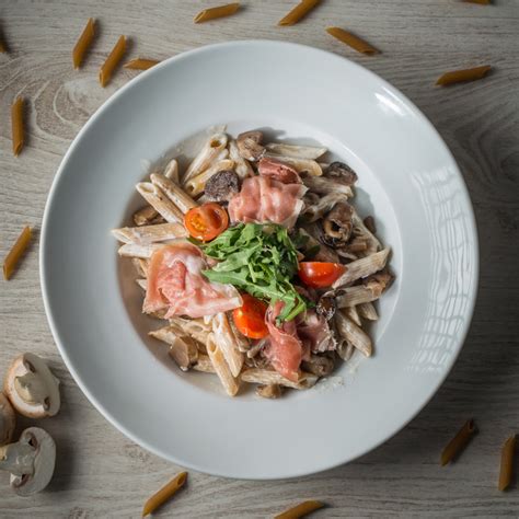Teljes kiőrlésű penne sonkával és dióval