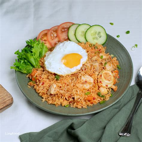 Nasi Goreng tálalása különféle kiegészítőkkel