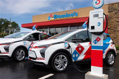 Dominos pizza bolt egy amerikai utcán