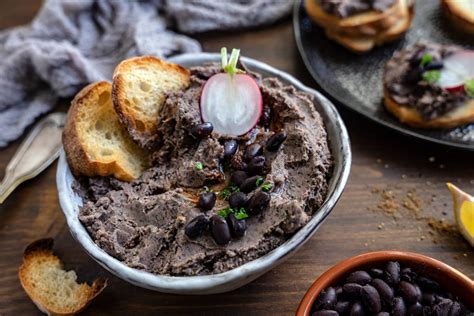 Különböző élesztős krémek és pástétomok tálalása