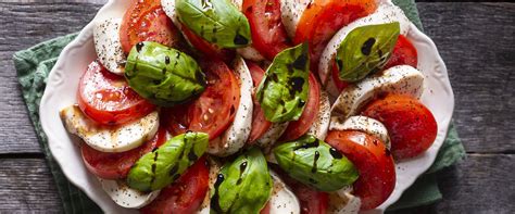 salátatál friss bazsalikommal és mozzarellával