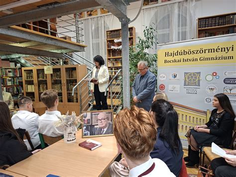 Oláhné Szabó Anita hegedül