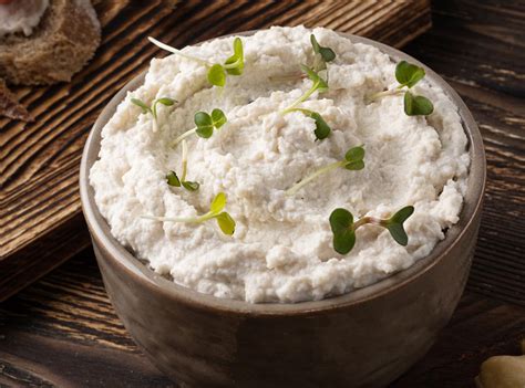 Tálalt fokhagymás tejföl zöldségekkel