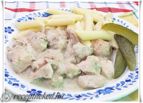 Különböző fokhagymás tejfölös ételek tálalása