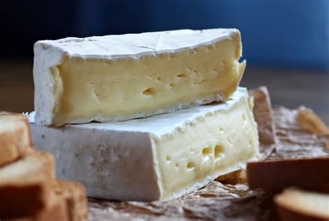 Camembert sajt szeletek egy fadobozban