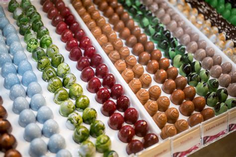 Különböző formájú és színű bonbonok