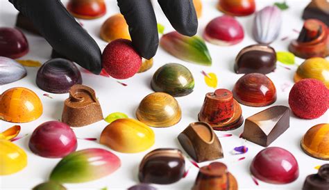 Réteges bonbonok és csokiszeletek