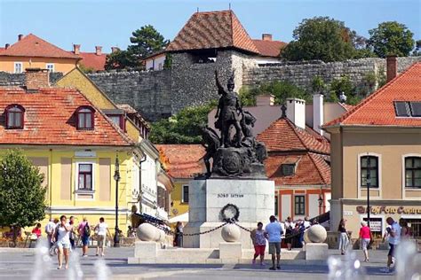 Eger látképe, várral és történelmi épületekkel