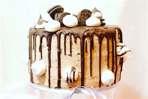Kész Oreo-krémes torta díszítve