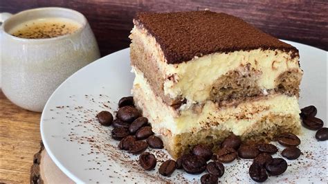 Tiramisu szelet kávéscsészével és kakaóporral
