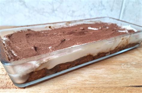 Tiramisu rétegezése üveg tálban