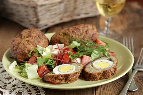 Stefánia-vagdalt cukkinivel szeletelve, friss zöldségekkel