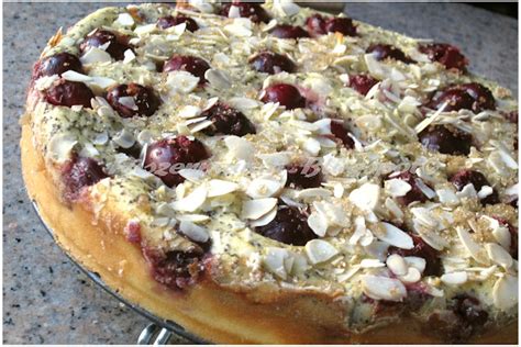 Egy szelet Streuselkuchen mákkal és meggyel