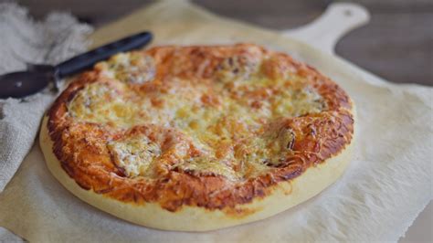 Pizzatészta elősütés serpenyőben