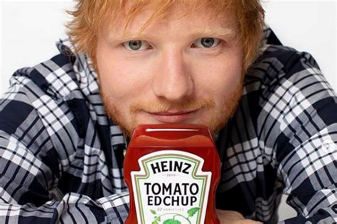 Ed Sheeran egy Heinz Ketchup palackkal a kezében, mosolyogva