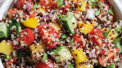 quinoa saláta színes zöldségekkel egy tálban