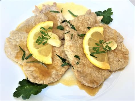 Scaloppine al limone tálalva, citromkarikákkal