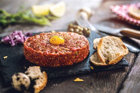 tatár bifsztek friss zöldségekkel és fűszerekkel