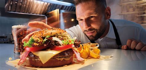 Rácz Jenő a McDonald's konyhájában